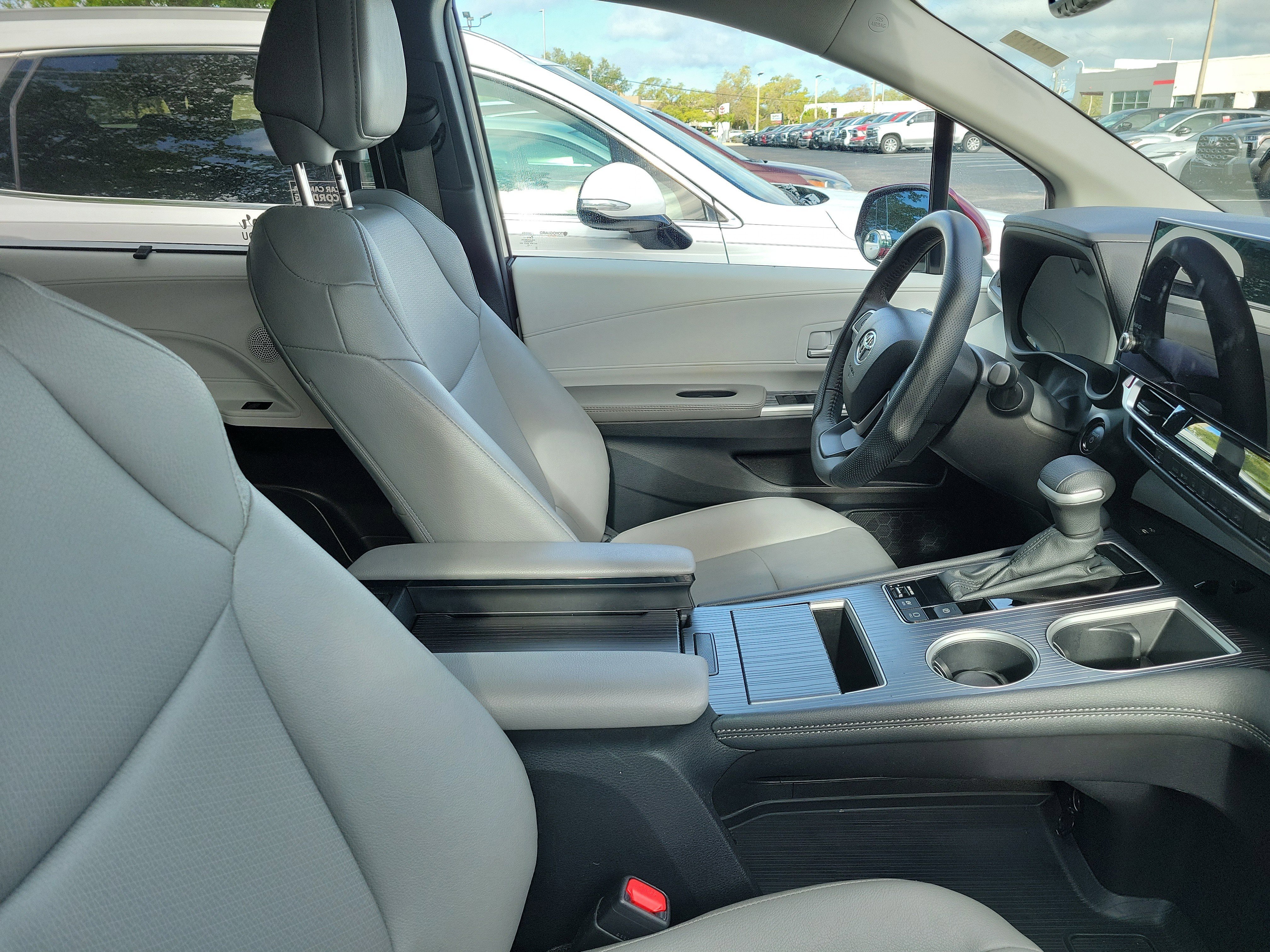 Used 2025 Toyota Sienna XLE image 10