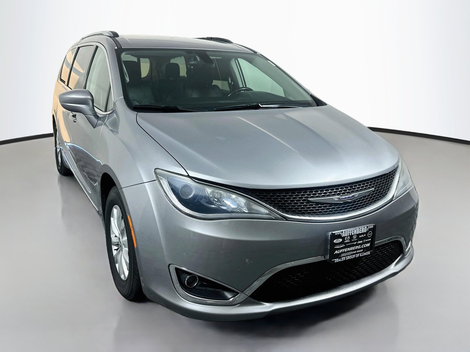 Used 2019 Chrysler Pacifica Touring-L FWD image 1