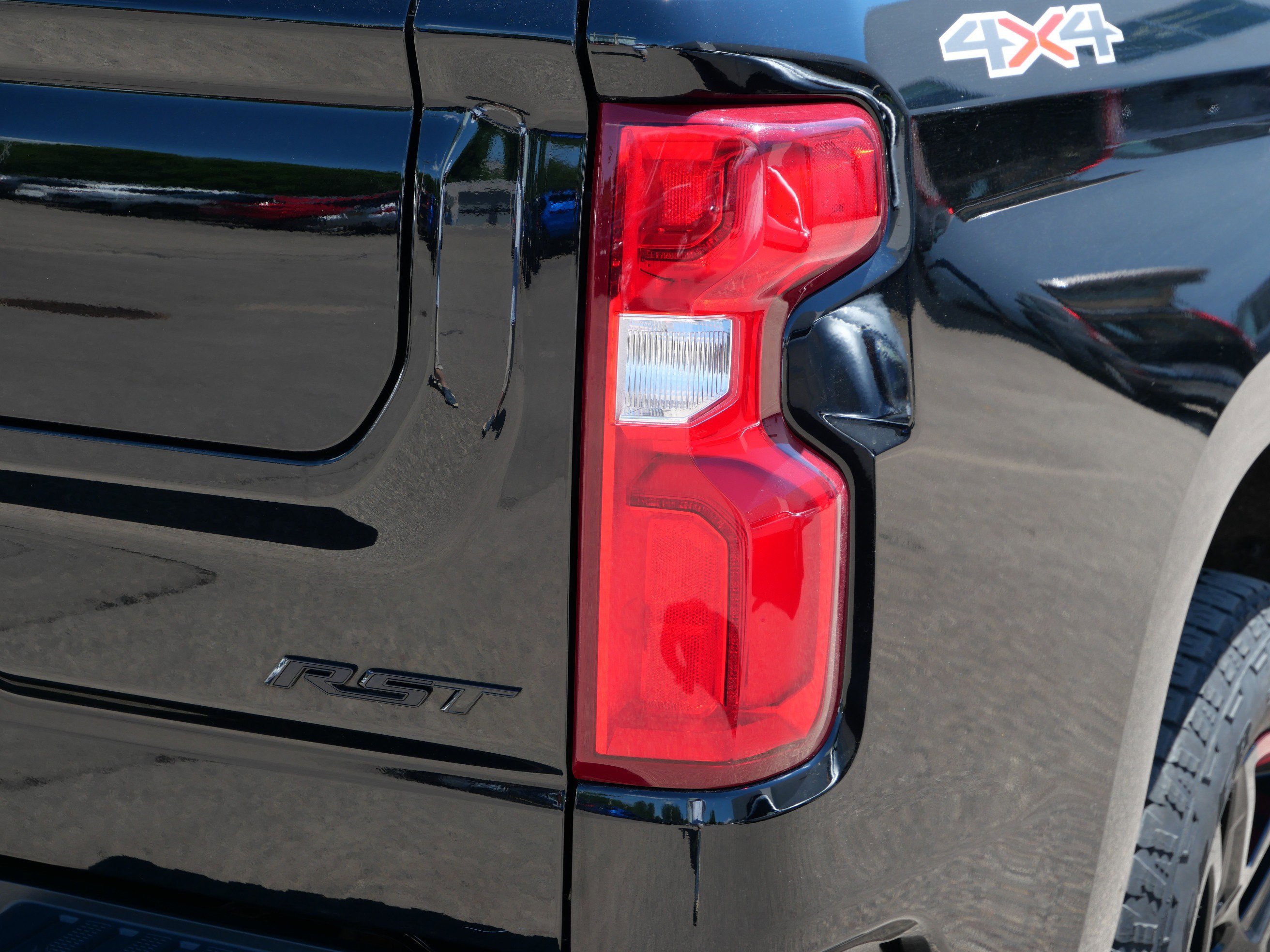 Used 2022 Chevrolet Silverado 1500 RST w/ Redline Edition AWD/4WD image 17