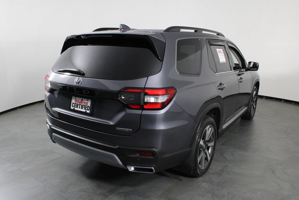 Used 2025 Honda Pilot Touring image 3