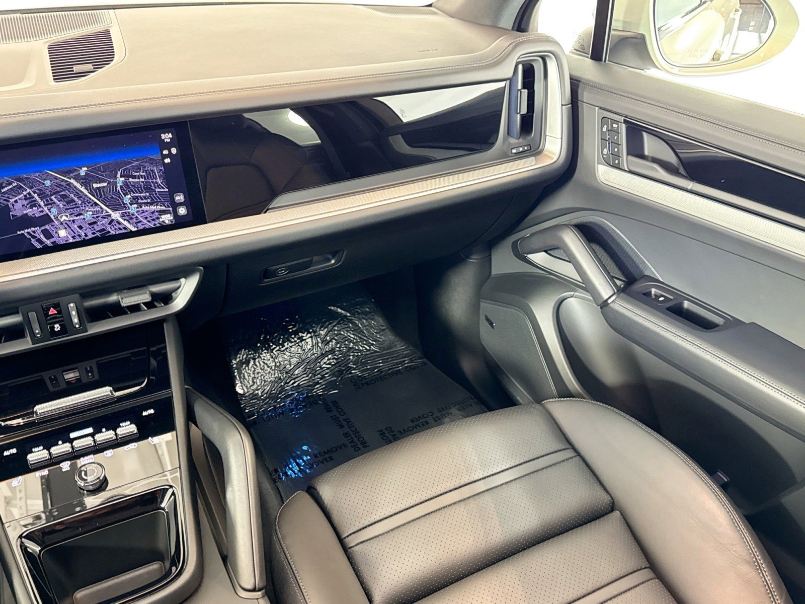 Used 2025 Porsche Cayenne image 21