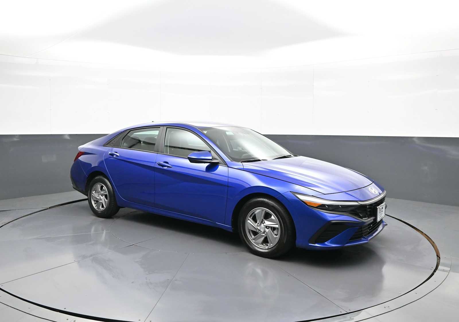 Certified 2025 Hyundai Elantra SE w/ Cargo Package FWD image 3