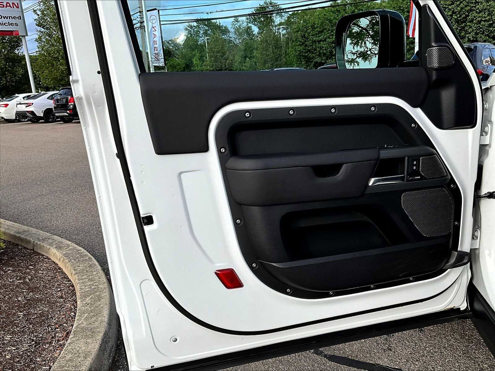 Used 2024 Land Rover Defender 90 X-Dynamic SE image 9