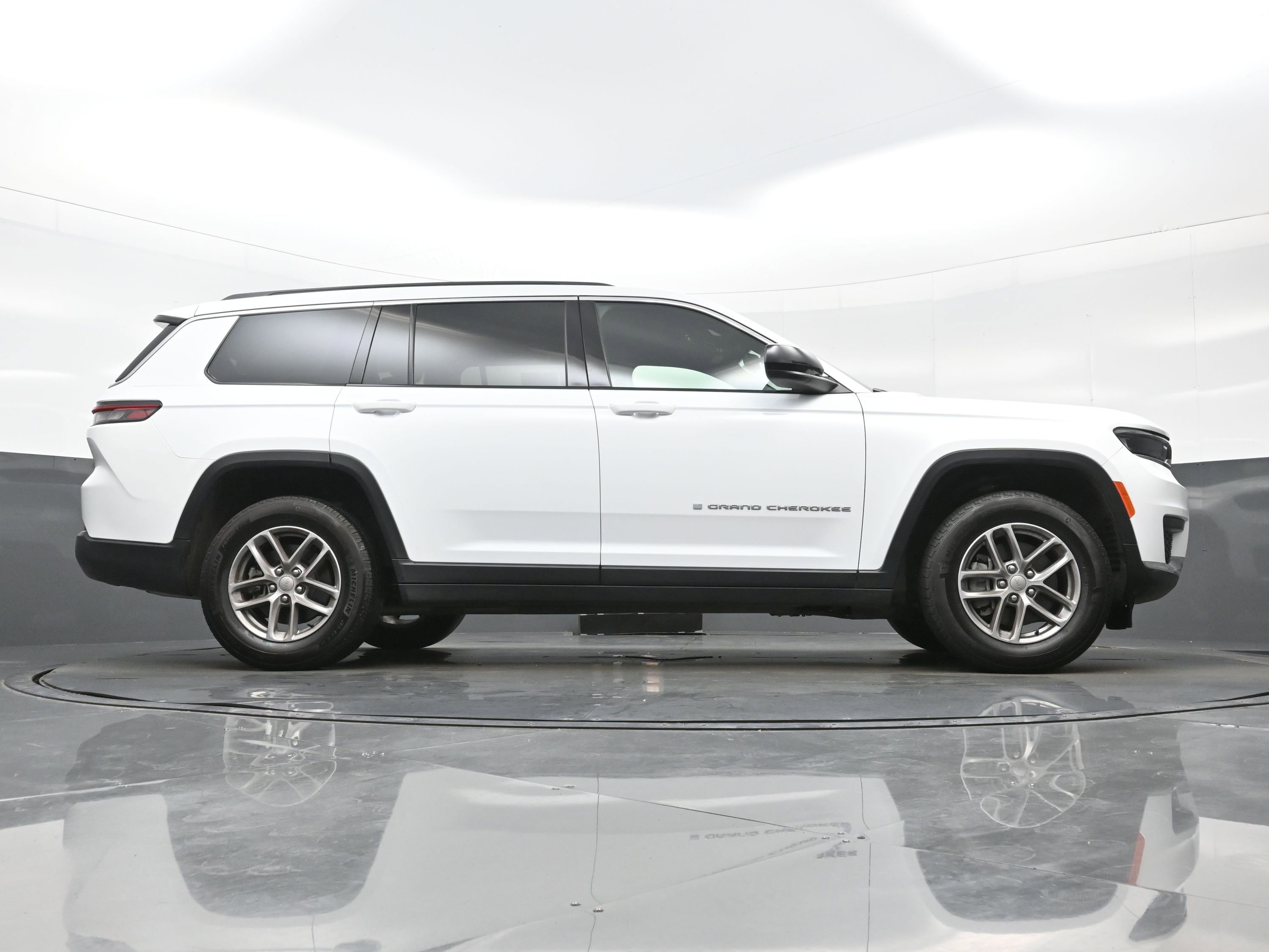 Used 2025 Jeep Grand Cherokee L Laredo w/ Trailer Tow Package AWD/4WD image 33