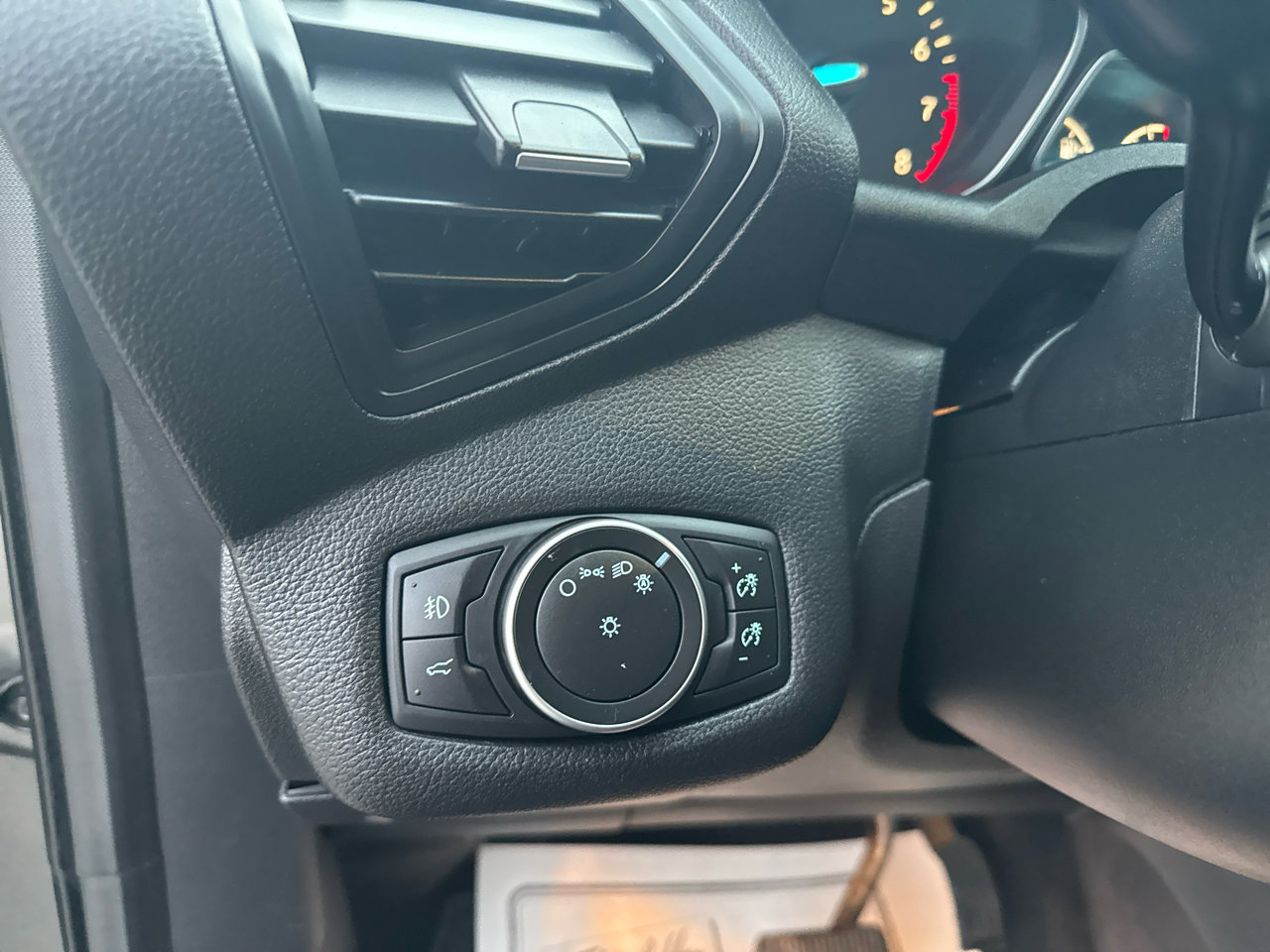 Used 2018 Ford Escape SE image 24