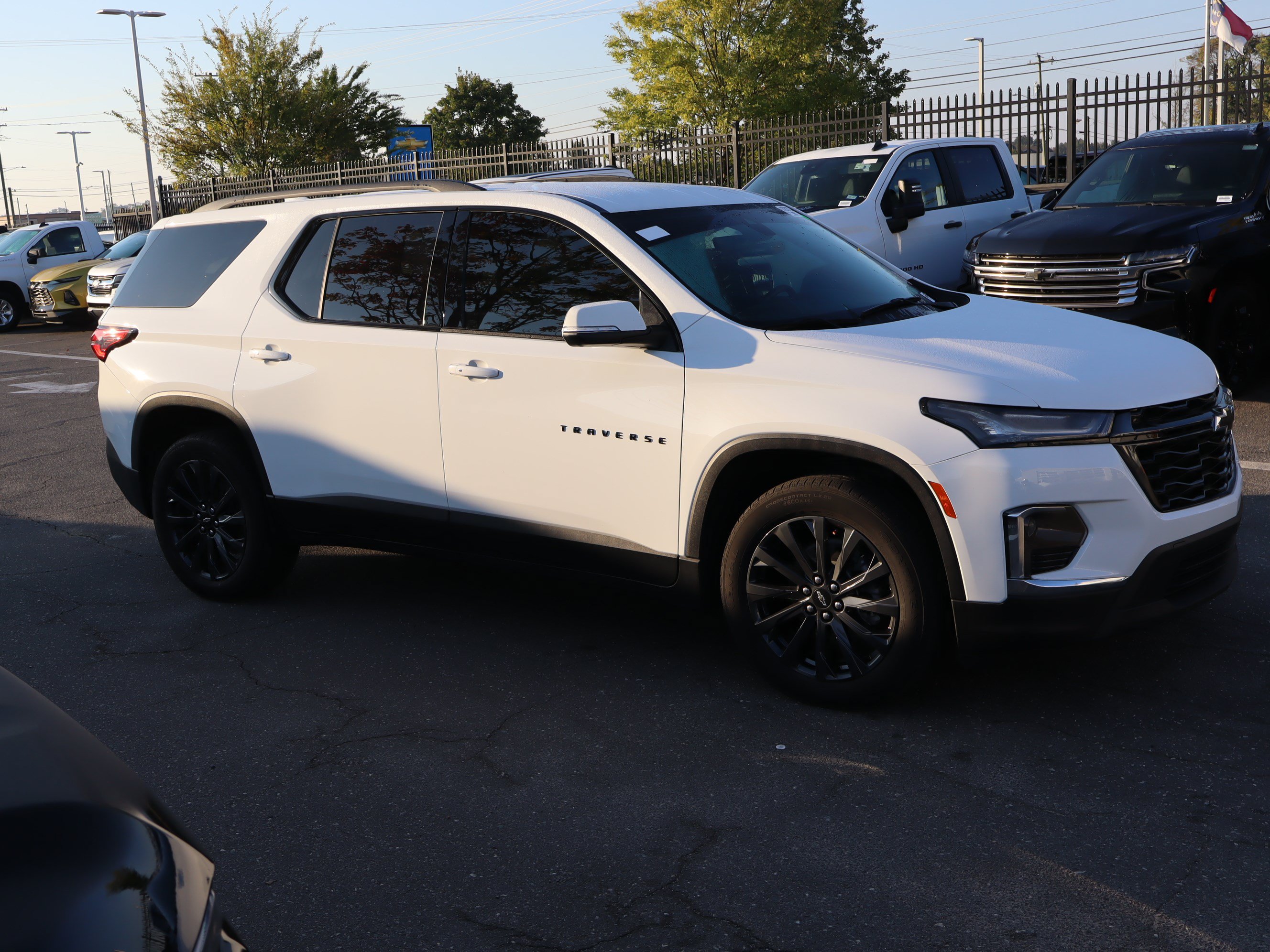 Used 2023 Chevrolet Traverse RS FWD image 2