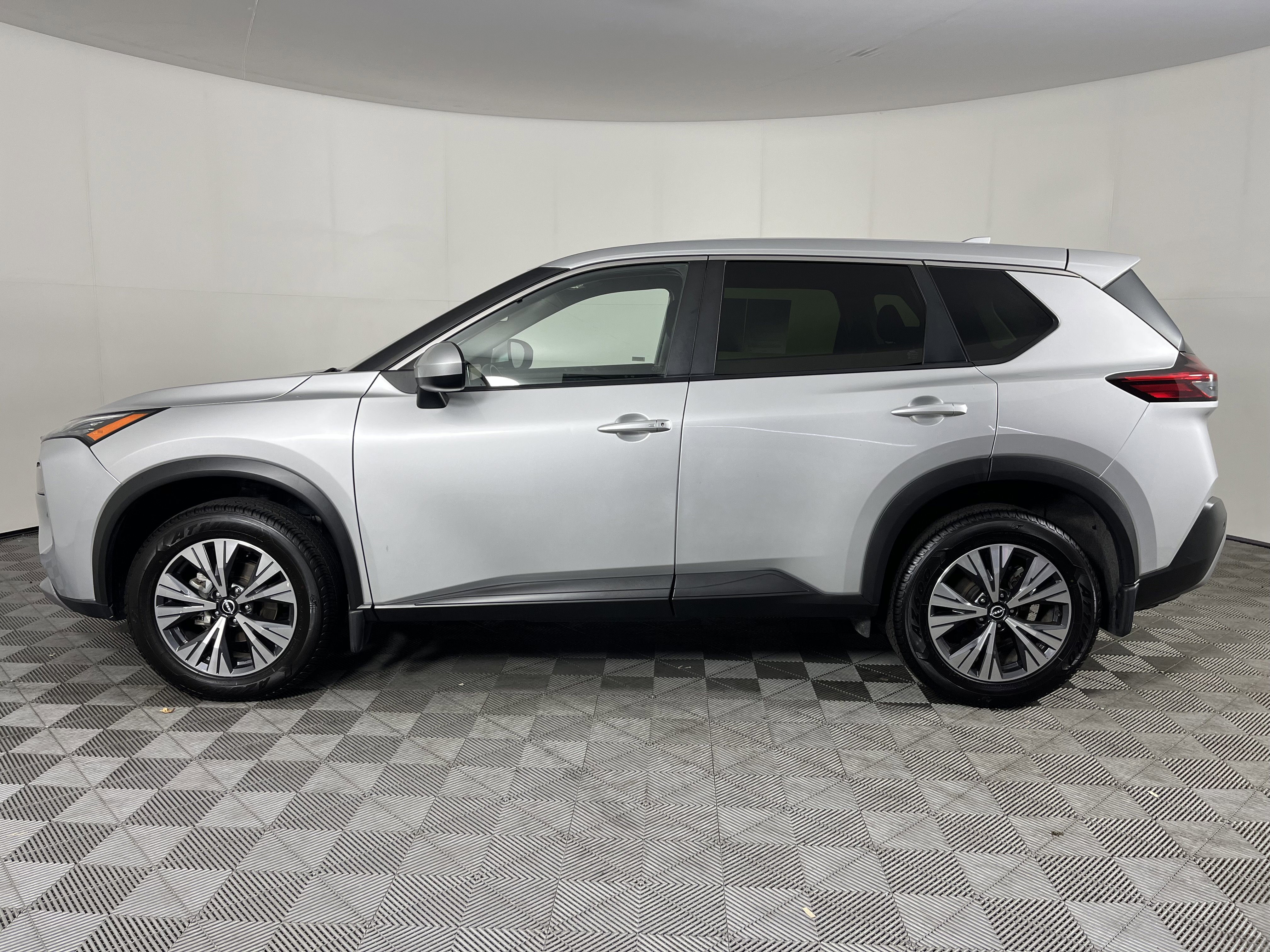Used 2023 Nissan Rogue SV image 8