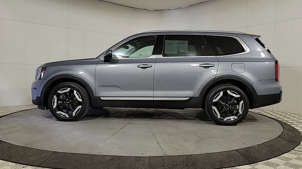 Used 2025 Kia Telluride S image 4