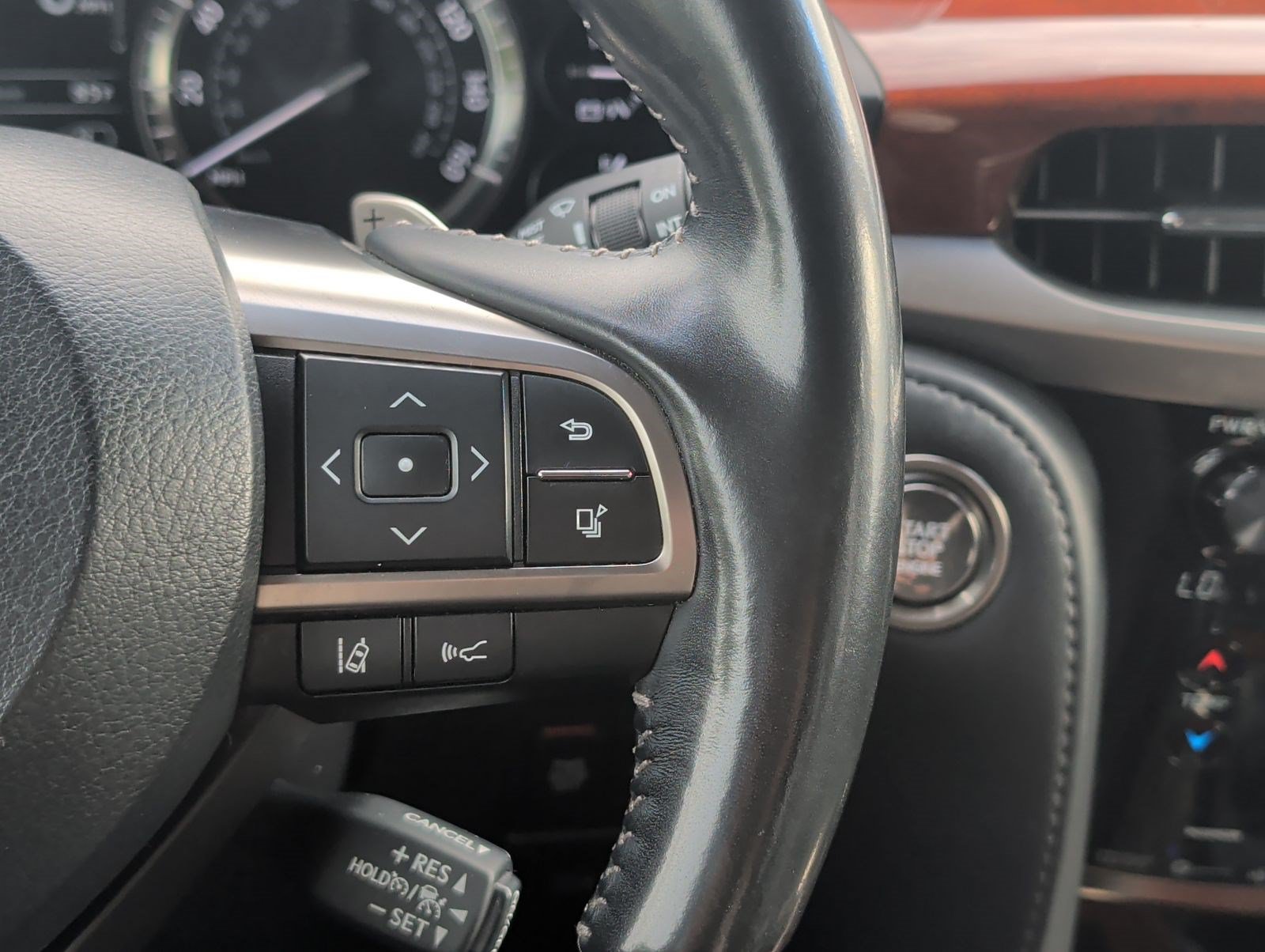 Used 2019 Lexus LX 570 4WD w/ Luxury Package image 15