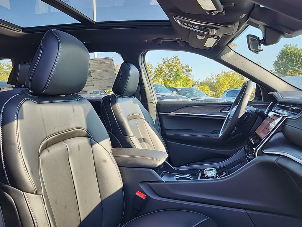 New 2025 Jeep Grand Cherokee L Limited w/ Black Appearance Package image 11