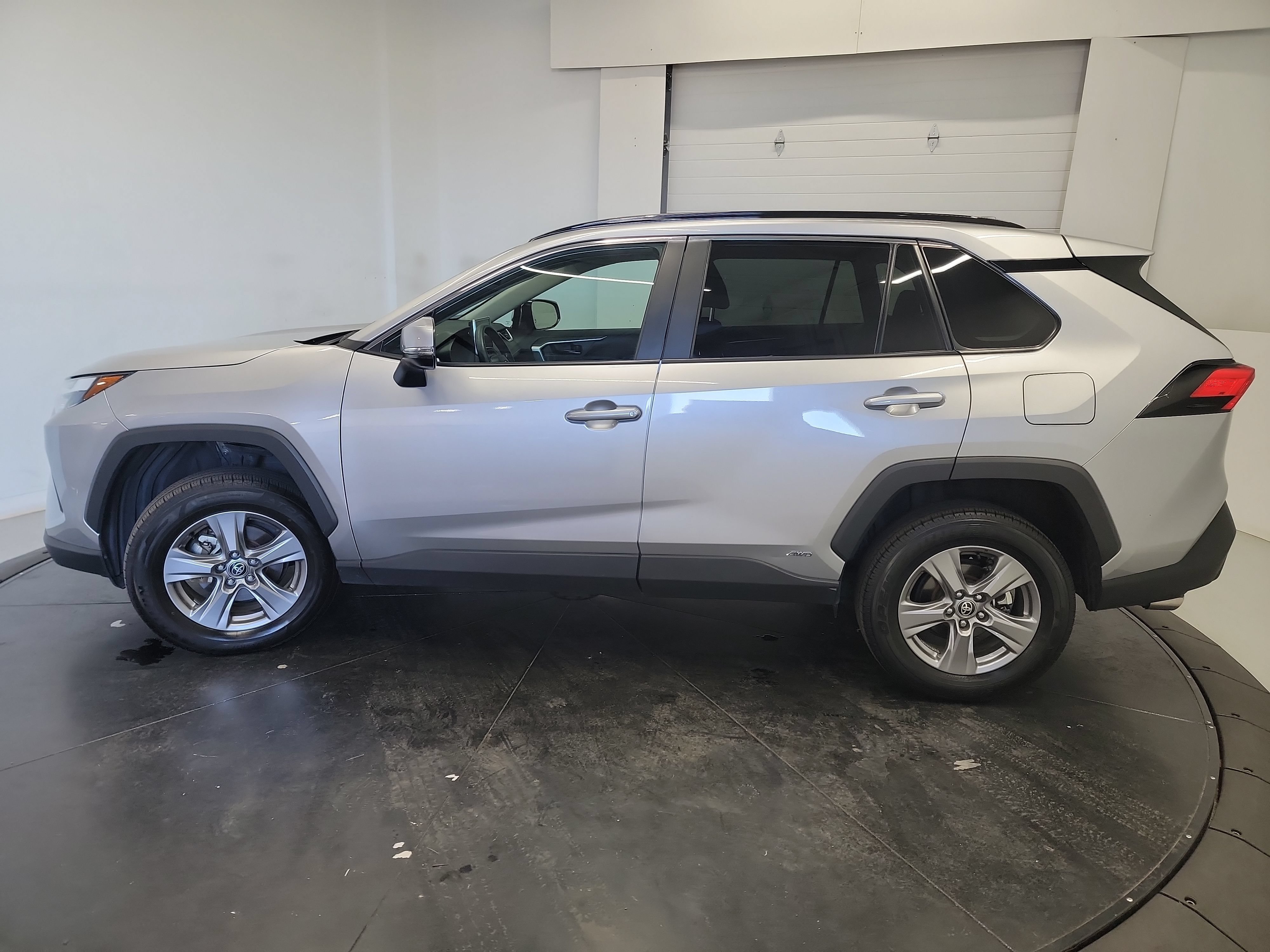 Used 2025 Toyota RAV4 LE AWD/4WD image 4