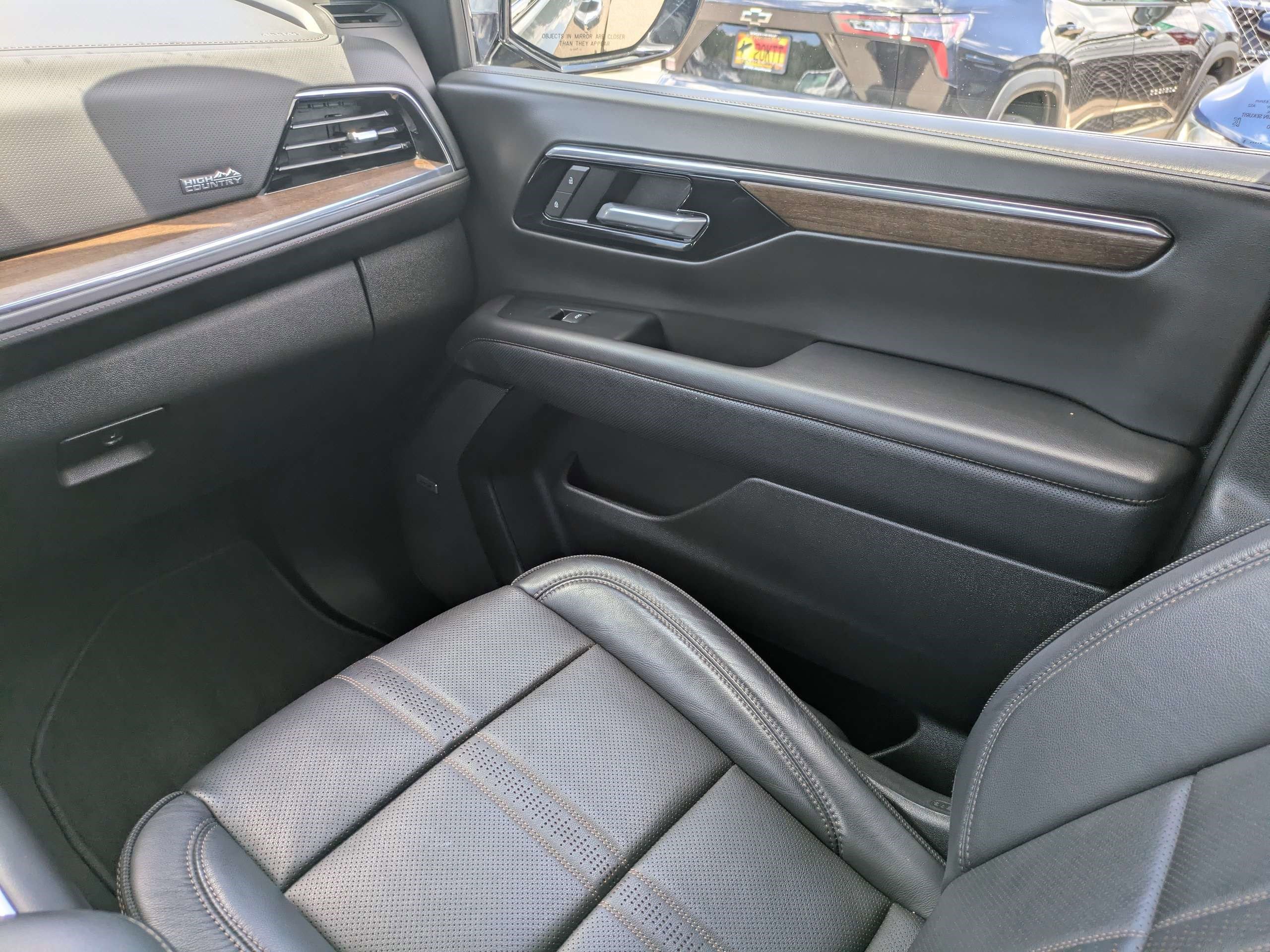 Used 2025 Chevrolet Suburban High Country AWD/4WD image 16