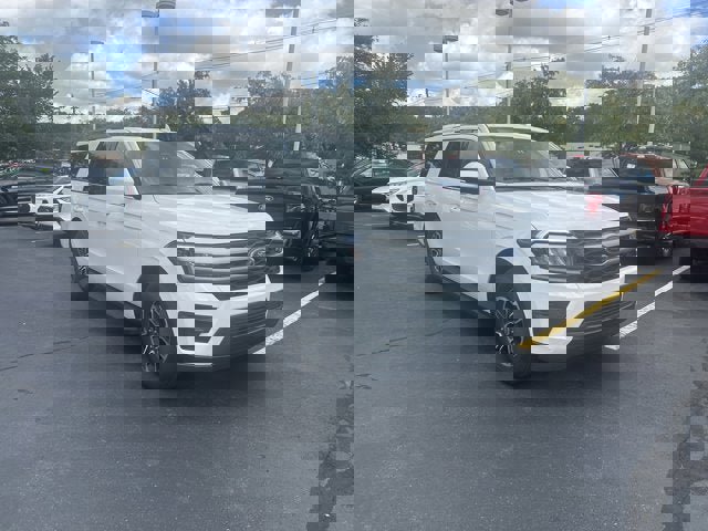Used 2024 Ford Expedition Max XLT image 3