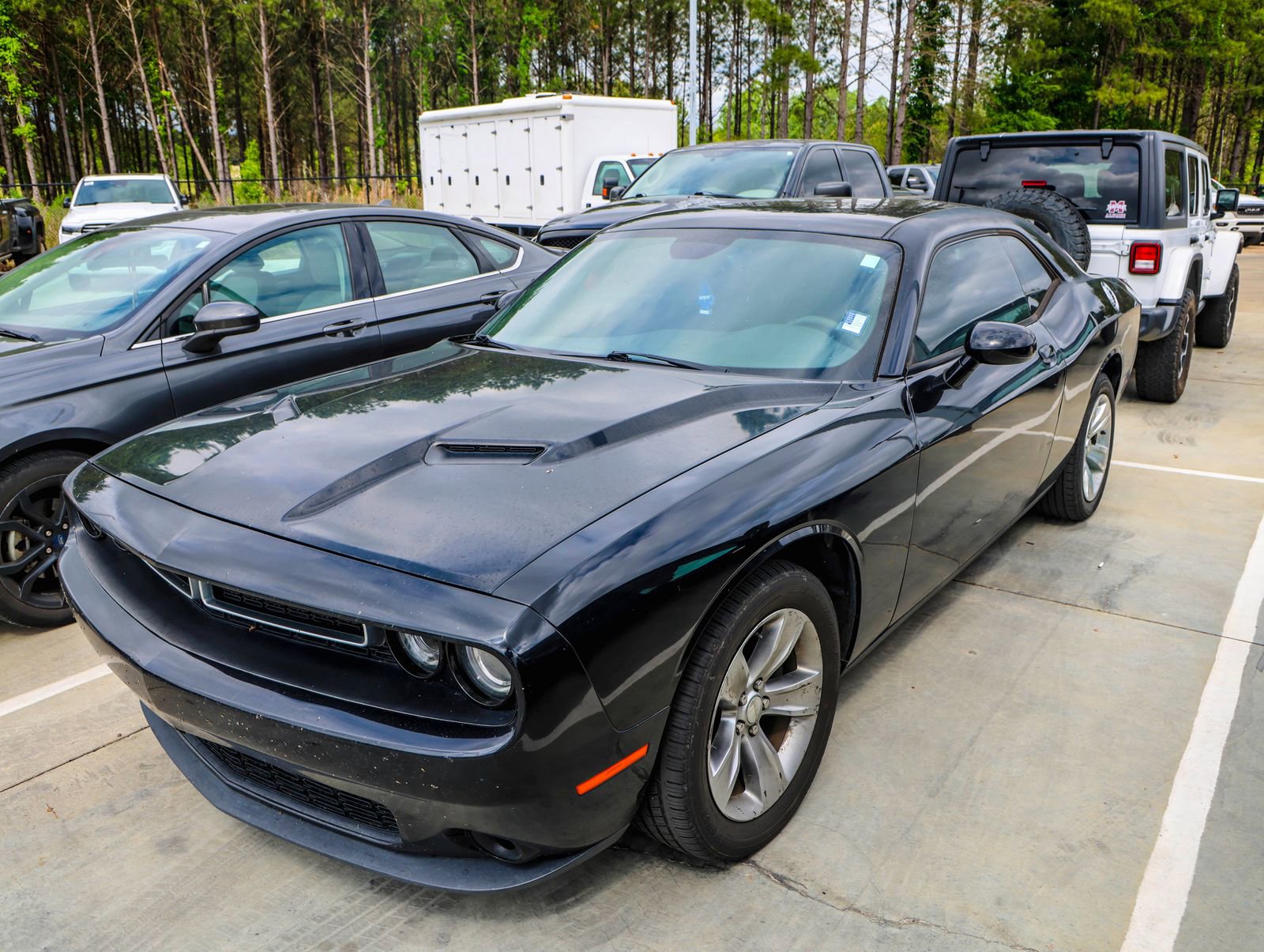 Used 2016 Dodge Challenger SXT RWD image 1