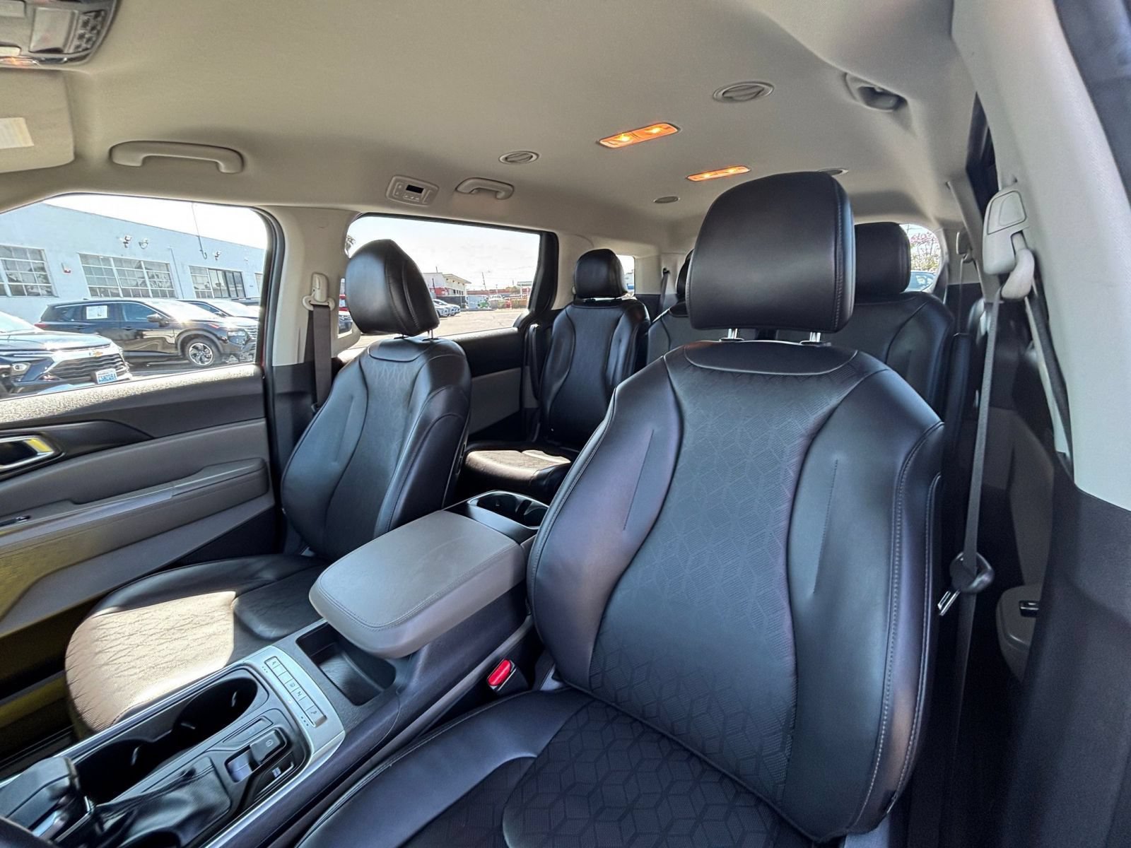 Used 2026 Kia Carnival FWD image 47