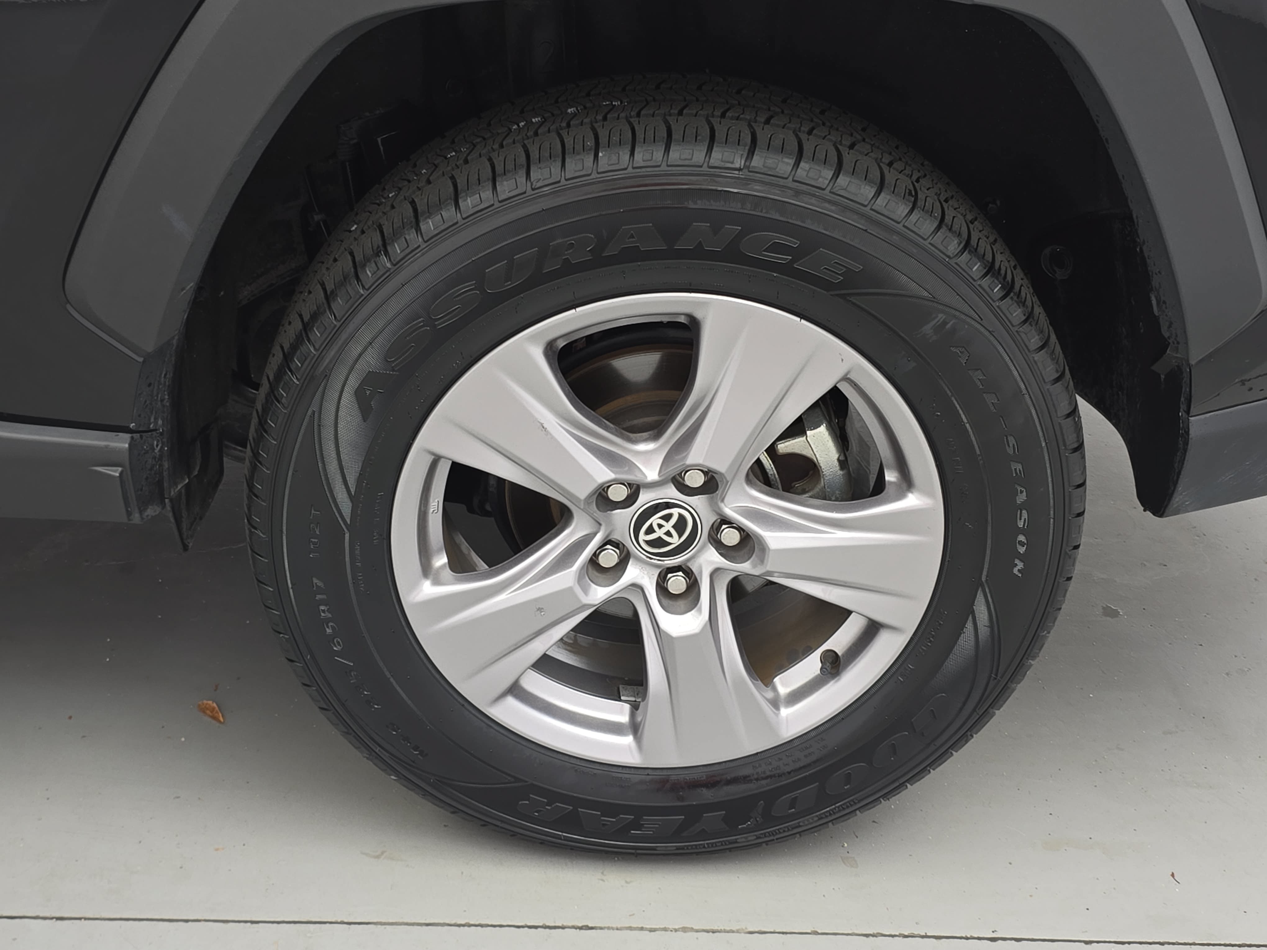 Used 2025 Toyota RAV4 XLE FWD image 31