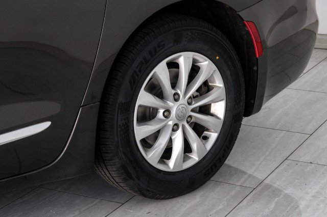 Used 2019 Chrysler Pacifica Touring-L FWD image 55
