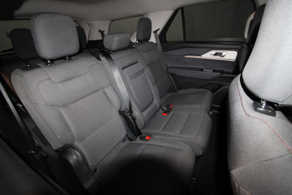 Used 2025 Ford Explorer Active AWD/4WD image 25