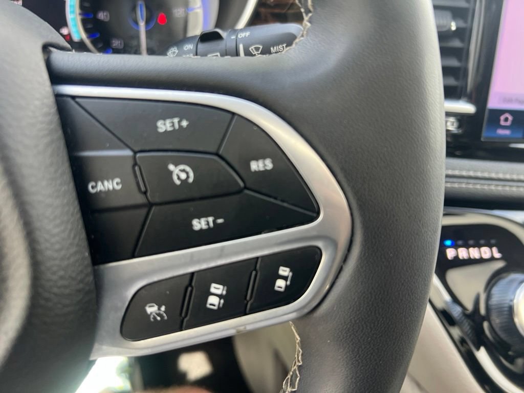 Certified 2023 Chrysler Pacifica Limited FWD image 34