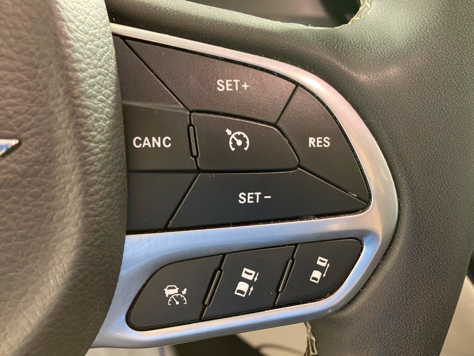 Used 2023 Chrysler Pacifica Touring-L FWD image 27