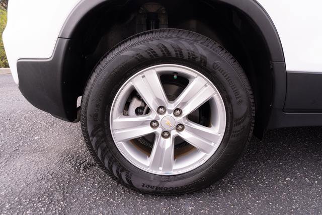 Used 2022 Chevrolet Trax LS w/ Tint and Cruise Package image 38