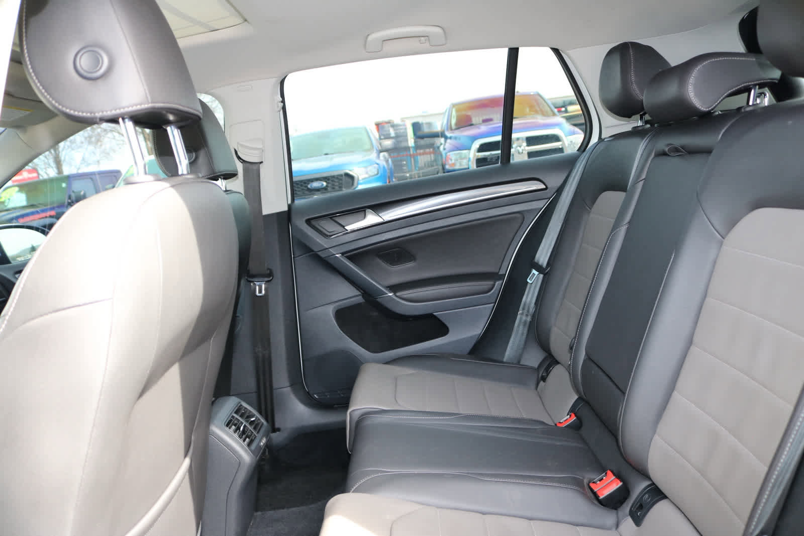 Used 2015 Volkswagen Golf S FWD image 26