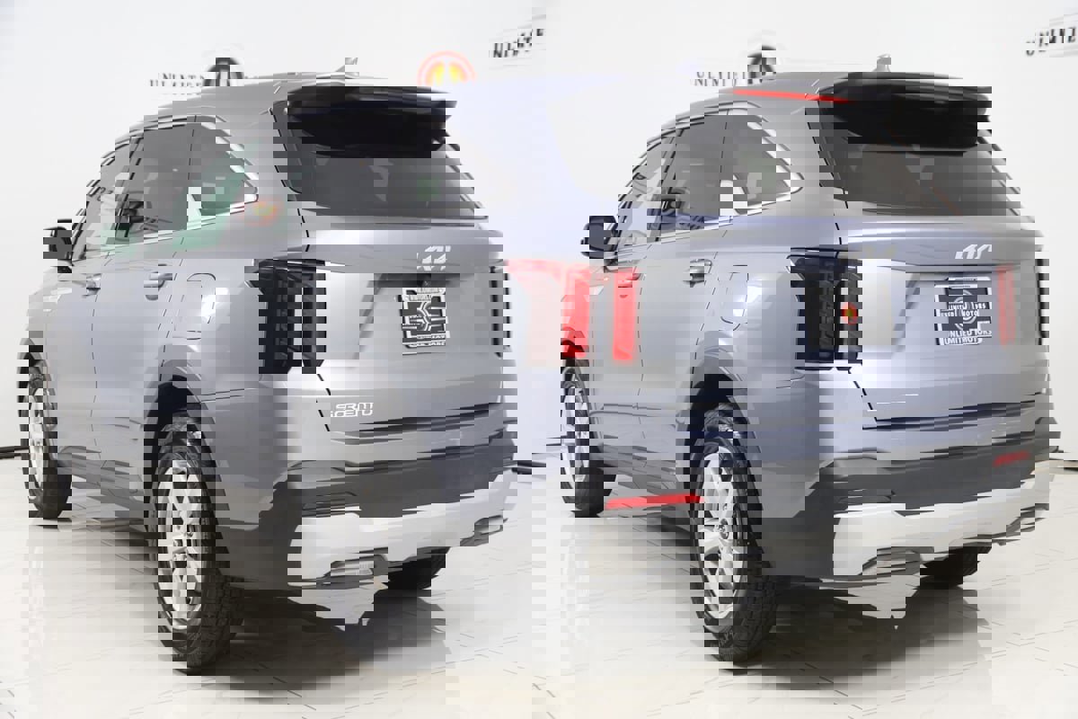 Used 2025 Kia Sorento LX image 4