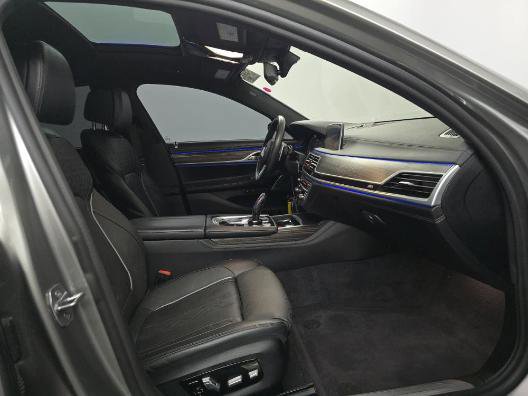 Used 2020 BMW M760i xDrive image 7