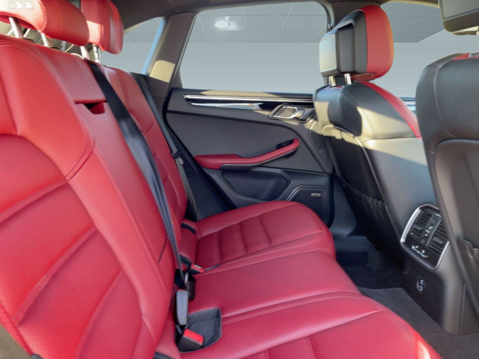 Used 2025 Porsche Macan image 30