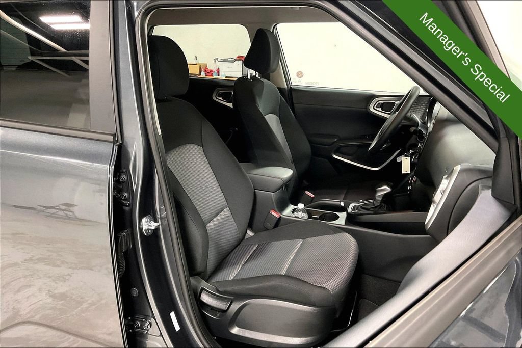 Used 2025 Kia Soul LX w/ LX Technology Package FWD image 9