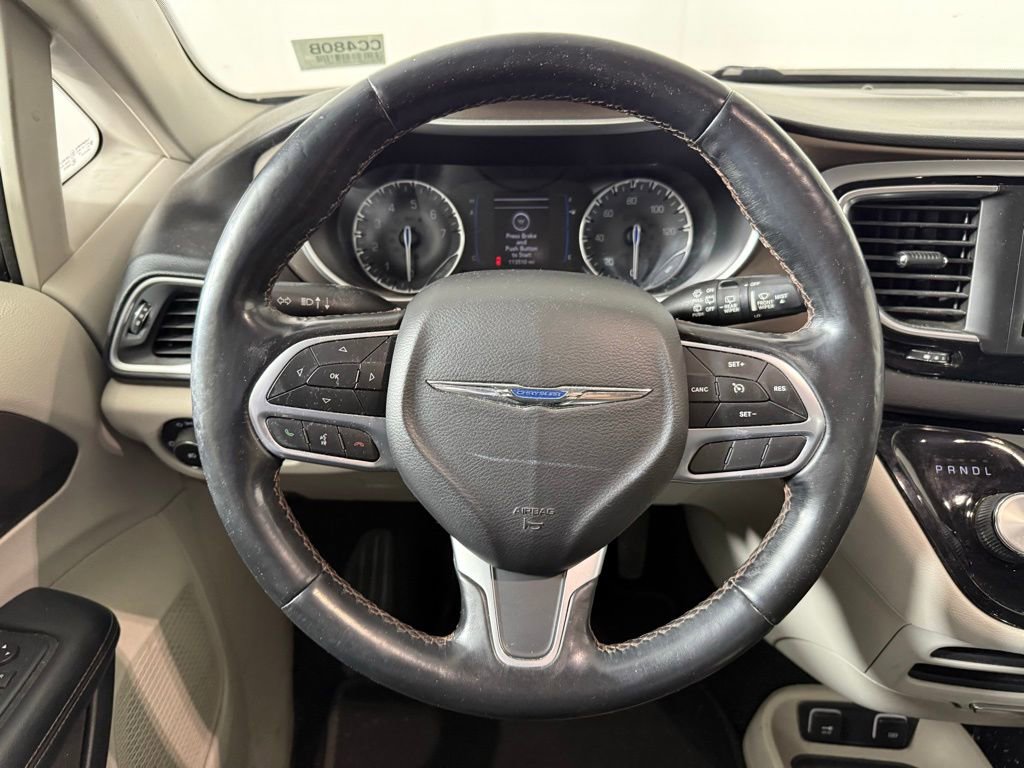 Used 2019 Chrysler Pacifica Touring-L image 14