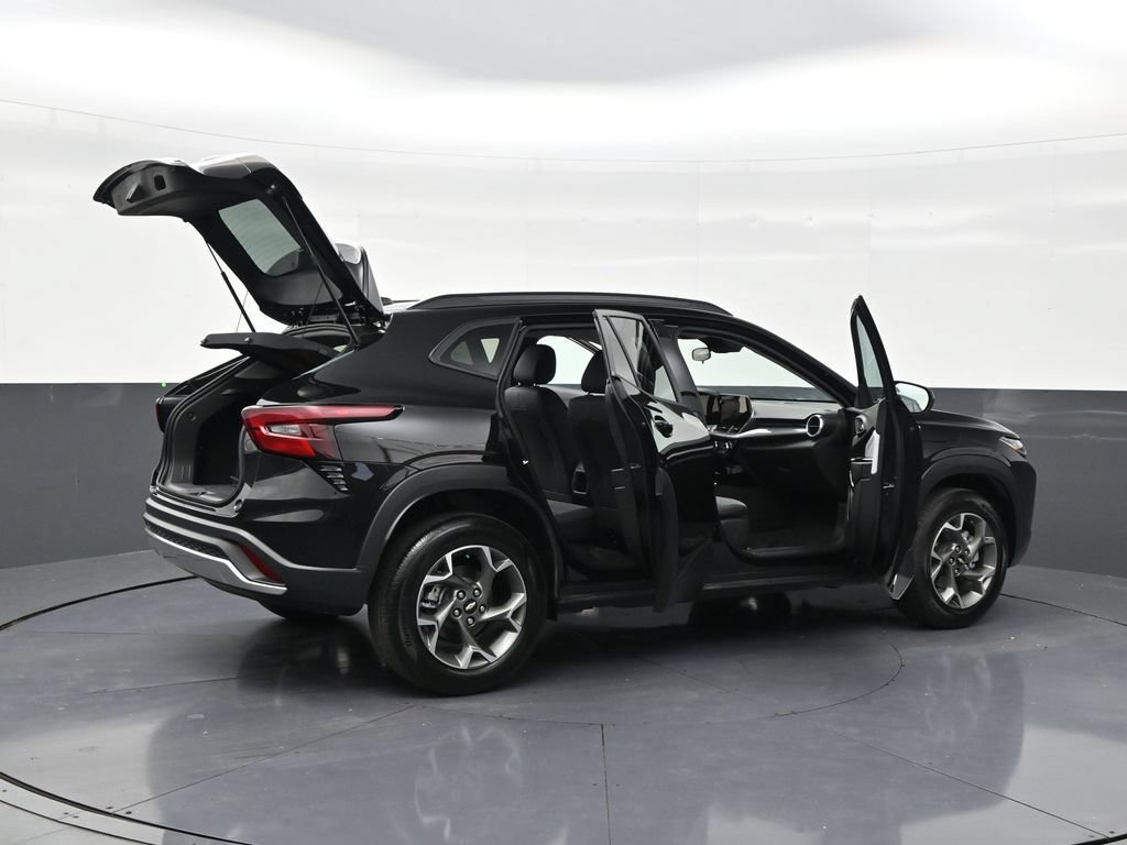 Used 2025 Chevrolet Trax LT w/ Driver Confidence Package FWD image 25