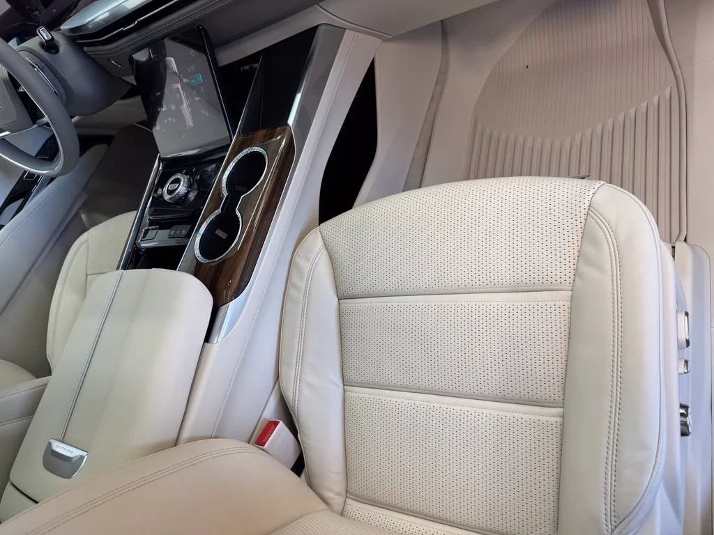 New 2027 Cadillac Escalade Platinum Sport w/ LPO, Floor Liner Package AWD/4WD image 13