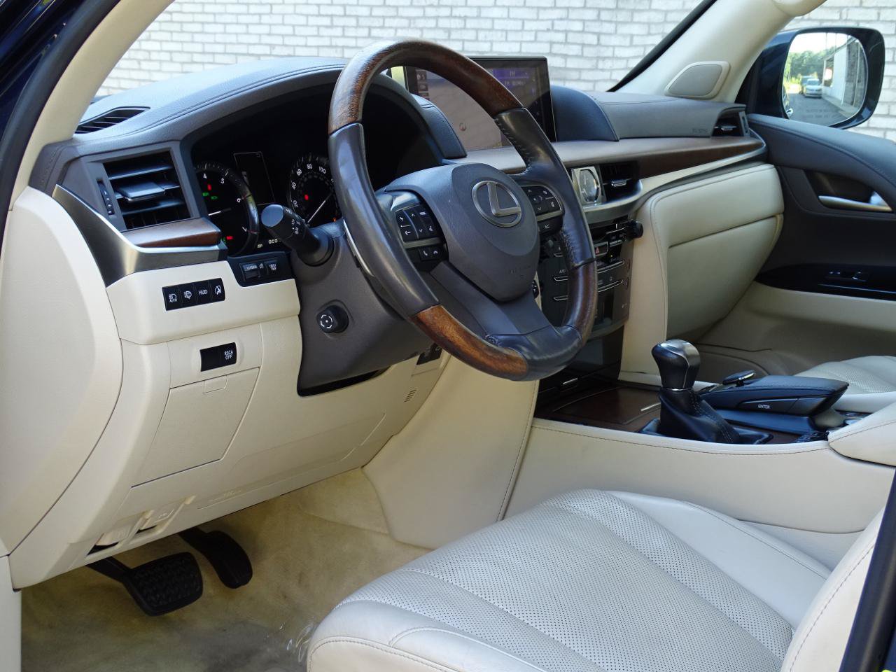 Used 2016 Lexus LX 570 4WD w/ Luxury Package image 11