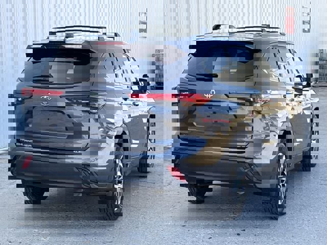Used 2023 Toyota Highlander XLE image 4