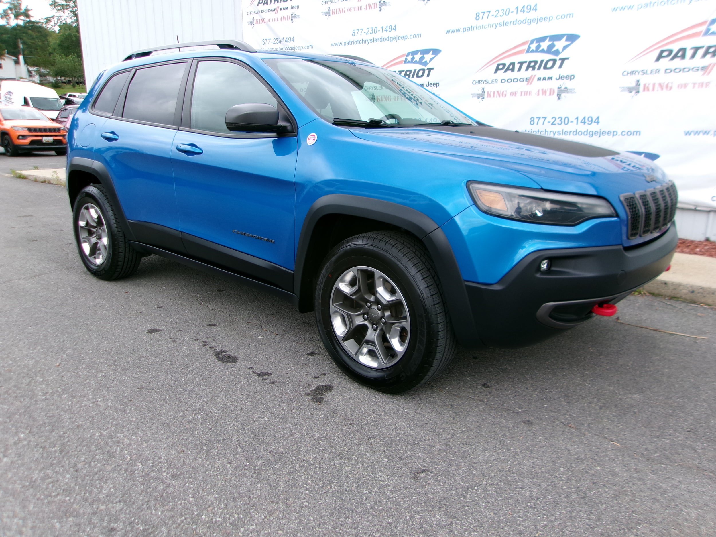 Used 2019 Jeep Cherokee Trailhawk w/ Comfort/Convenience Group AWD/4WD image 3