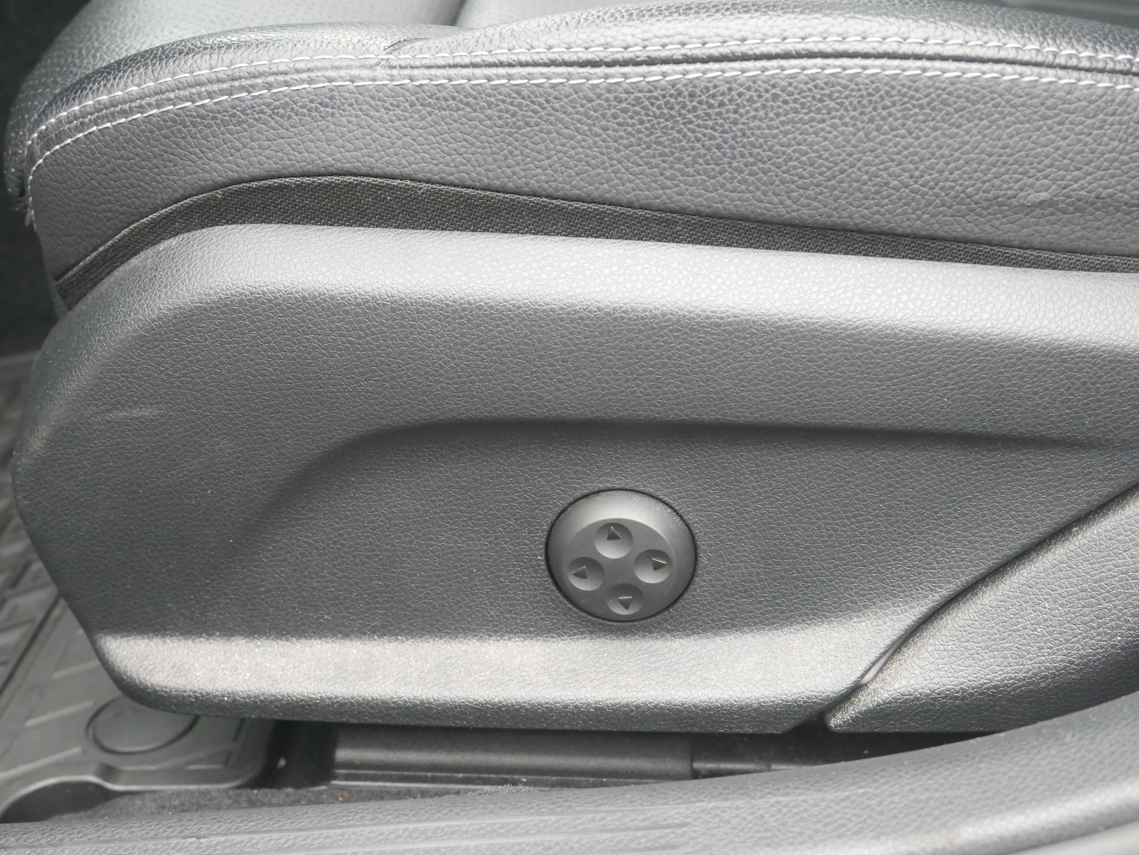 Used 2018 Mercedes-Benz C 300 C 300 image 13