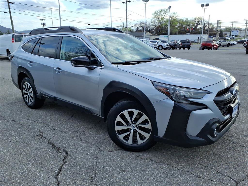 Used 2023 Subaru Outback Premium image 2