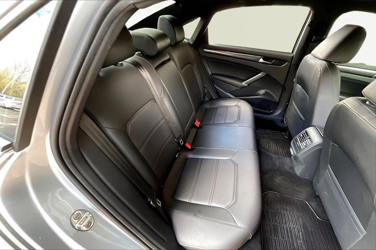 Used 2021 Volkswagen Passat 2.0T R-Line image 24