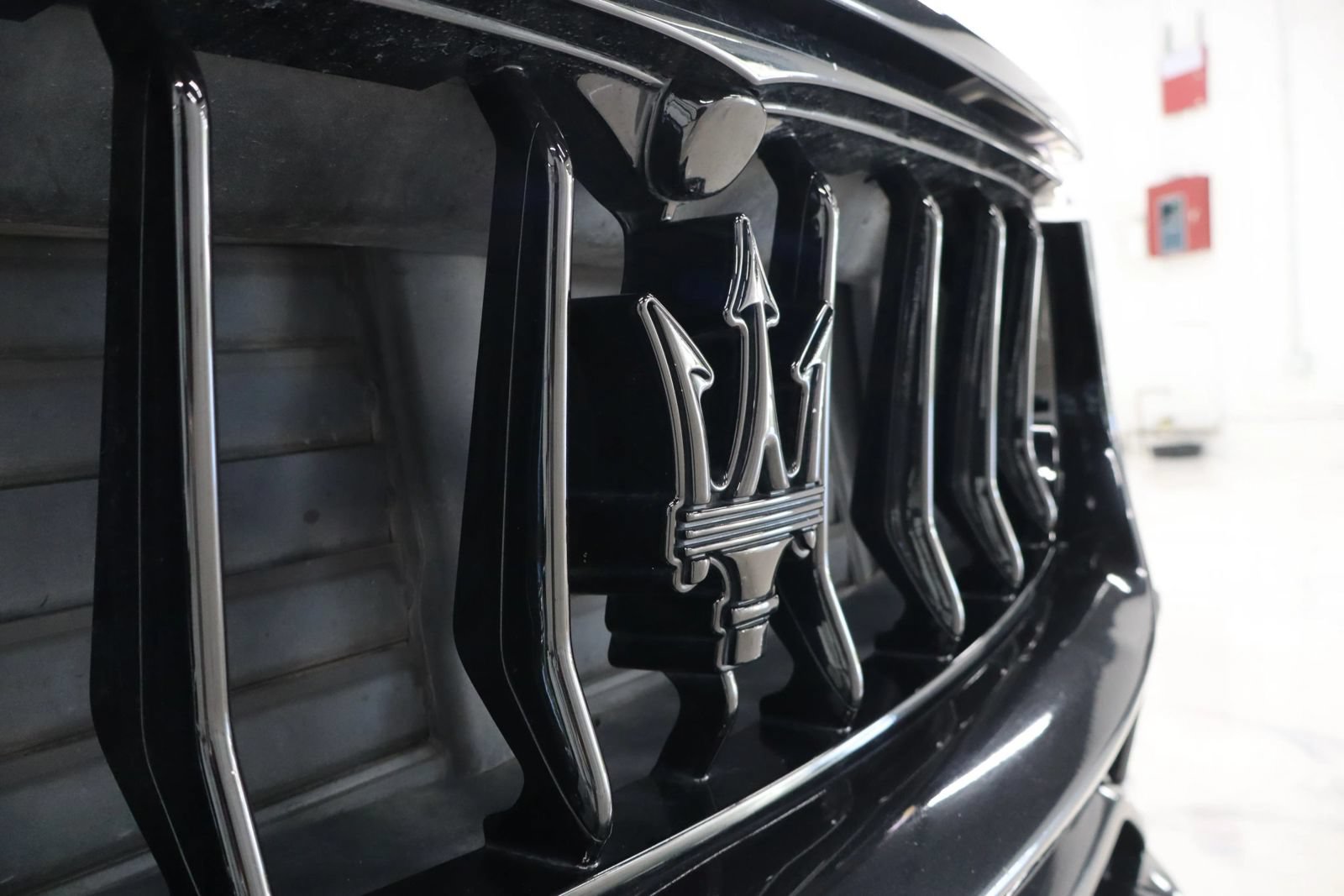 Used 2017 Maserati Levante S AWD/4WD image 3