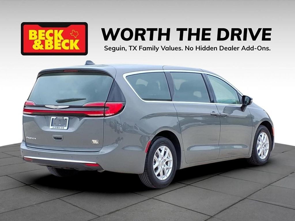 Used 2023 Chrysler Pacifica Touring-L FWD image 5