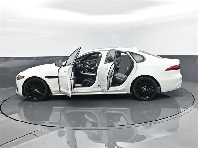 Used 2022 Jaguar XF R-Dynamic SE image 32