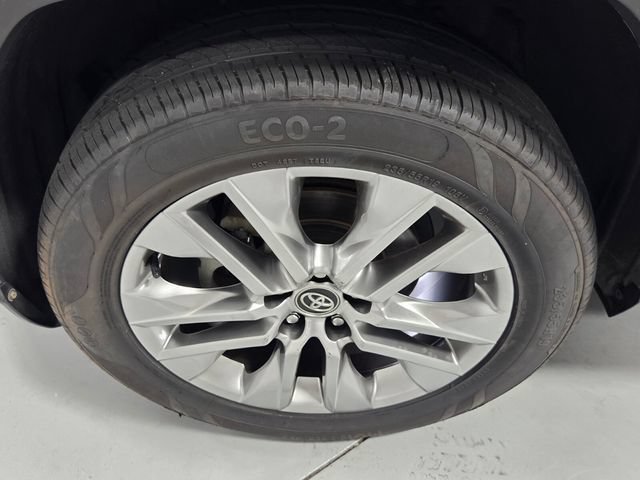 Used 2021 Toyota RAV4 XLE Premium FWD image 18