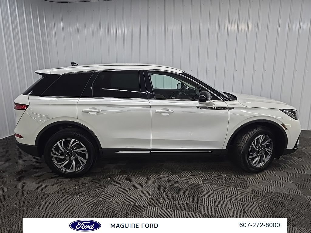 Used 2023 Lincoln Corsair AWD image 2