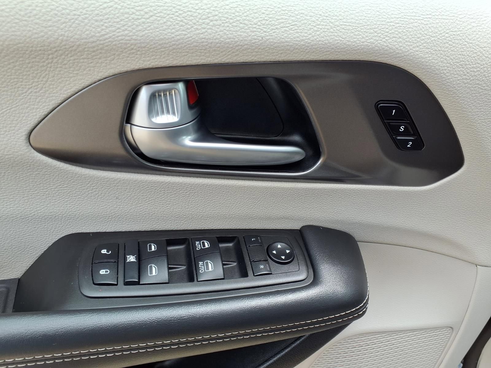 Used 2024 Chrysler Pacifica Touring-L image 23