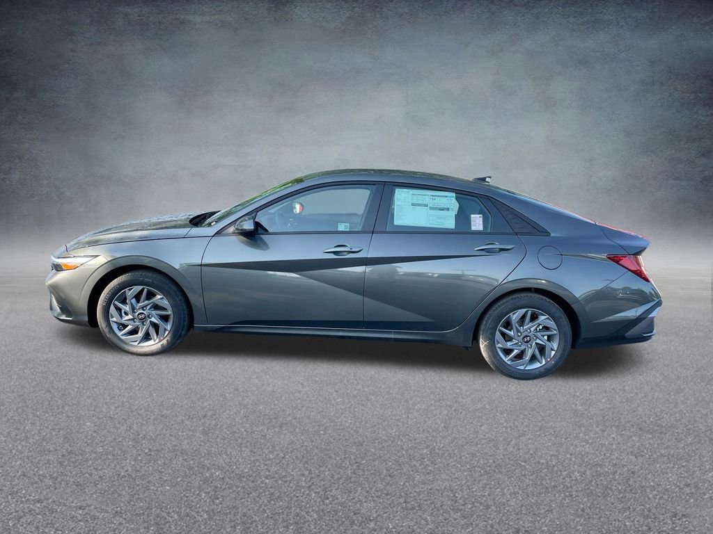 Used 2025 Hyundai Elantra Blue image 28