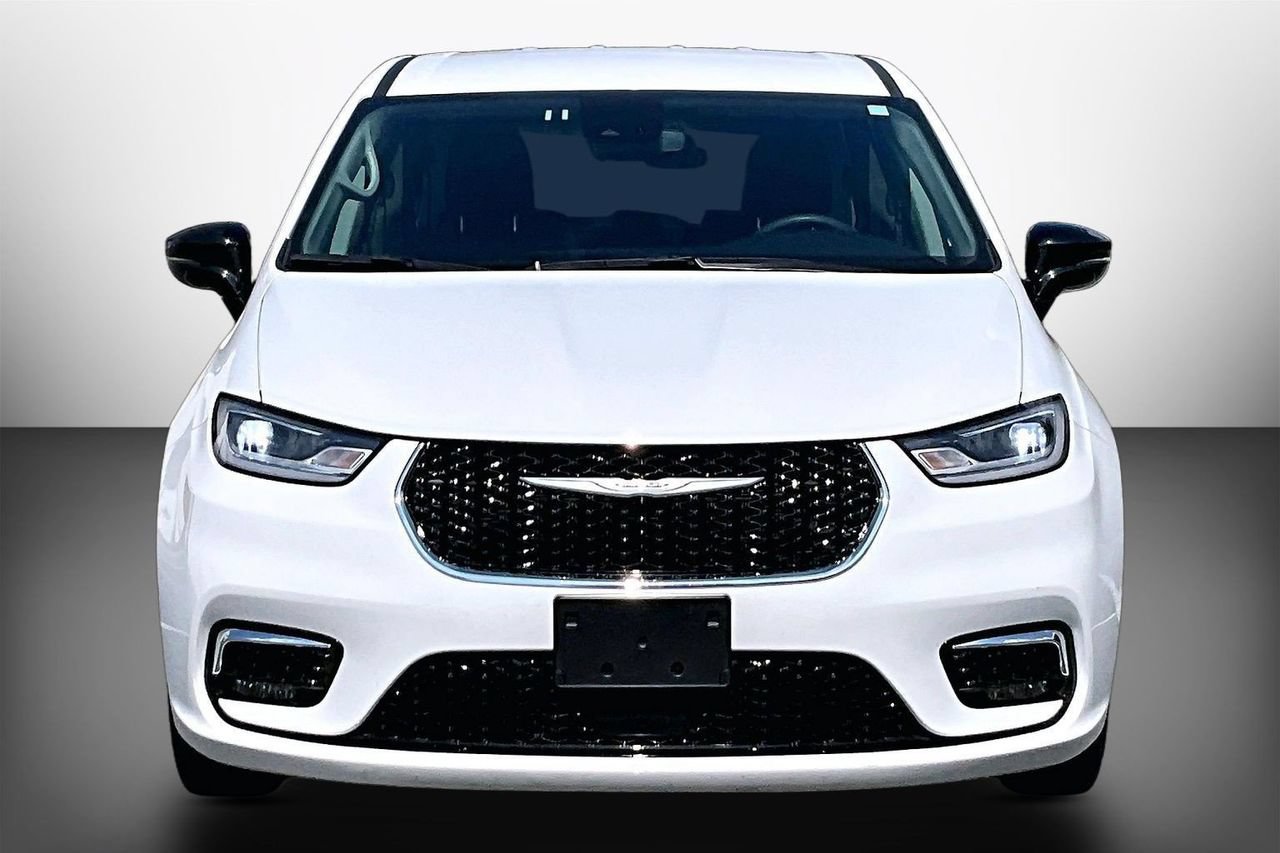 Used 2024 Chrysler Pacifica Touring-L FWD image 3