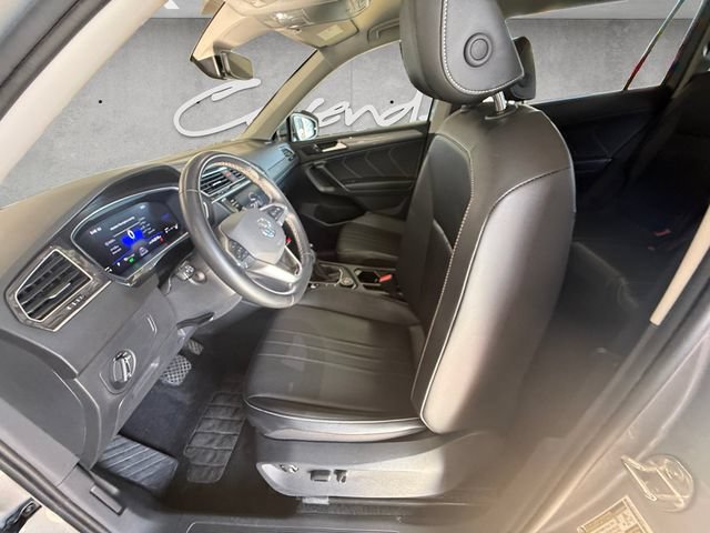 Used 2024 Volkswagen Tiguan SE AWD/4WD image 19