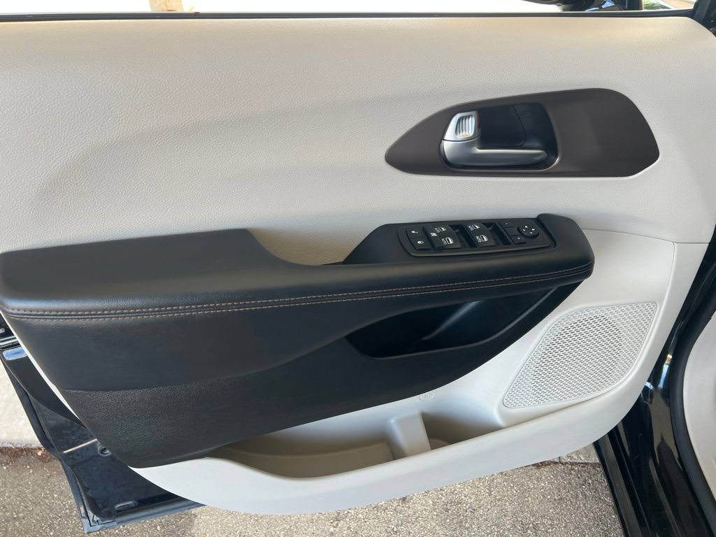 Used 2017 Chrysler Pacifica Touring-L Plus w/ Advanced Safetytec Group FWD image 7