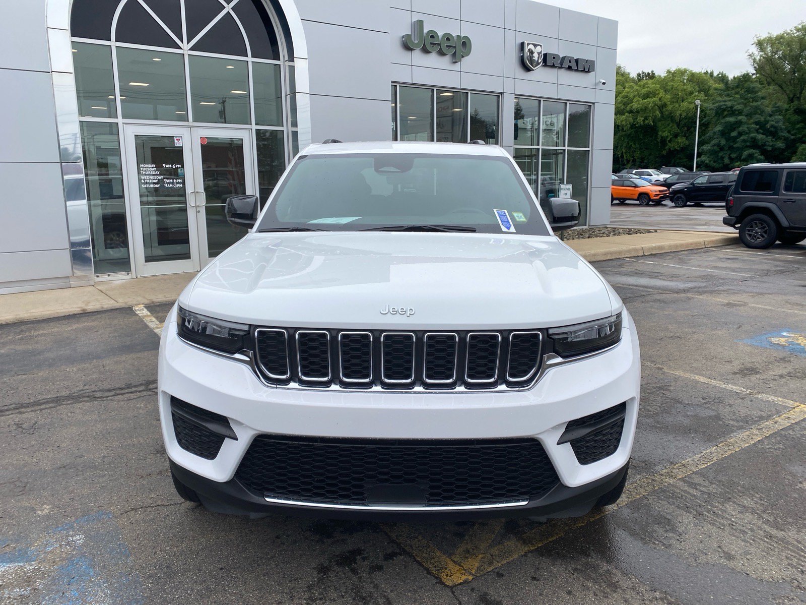 Used 2025 Jeep Grand Cherokee Laredo w/ Luxury Tech Group I AWD/4WD image 8